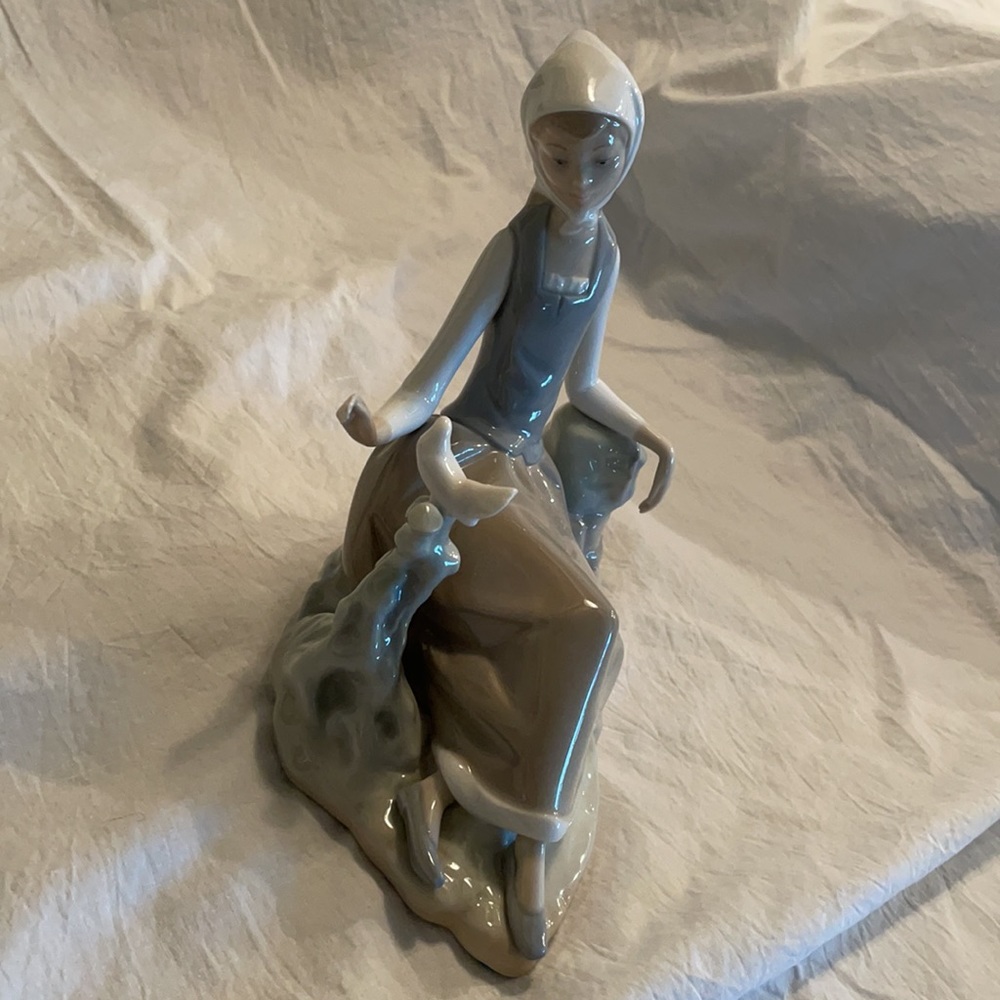 Lladro Shepherd’s Girl with Dove Bird #4660